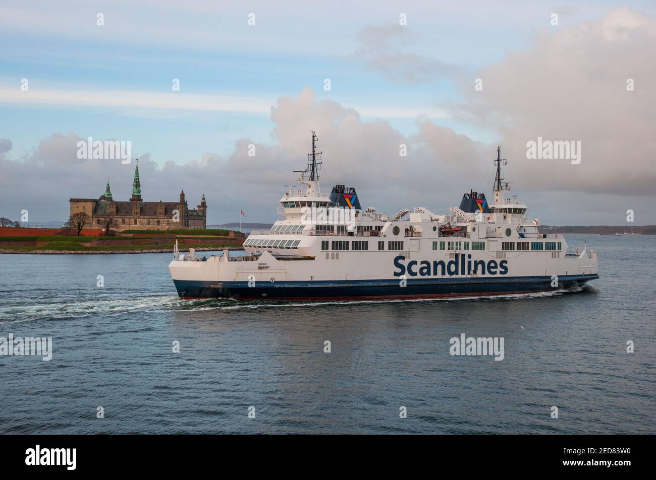 Helsingor Danimarca - Novembre 12. 2017: Scandlines traghetto Hamlet vela passare Kronborg castello Foto Stock