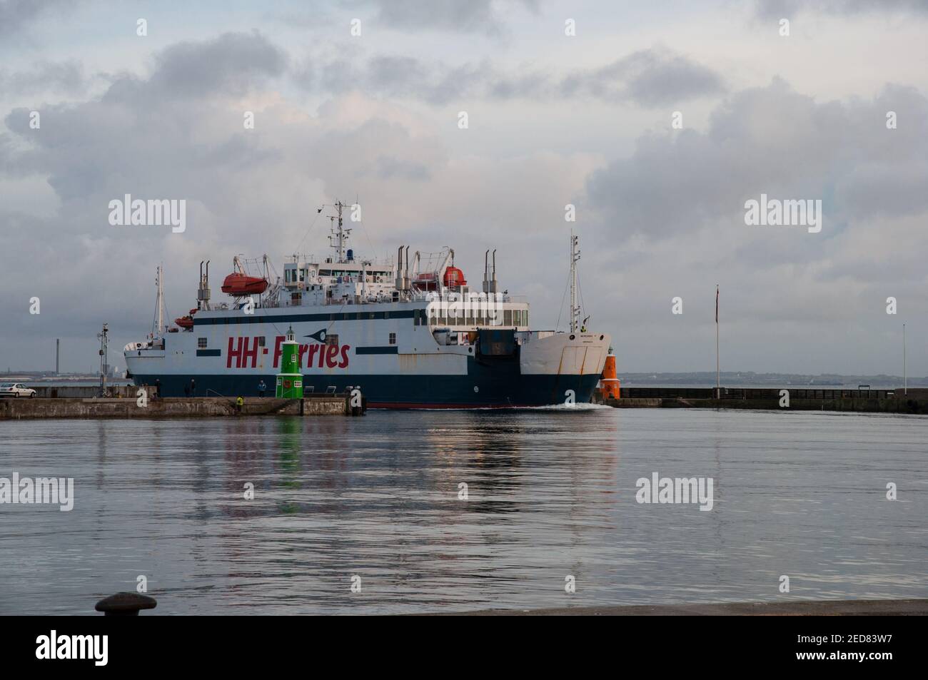 Helsingor Danimarca - Novembre 12. 2017: Il traghetto Scandlines Mercandia arriva al porto di Helsingor Foto Stock