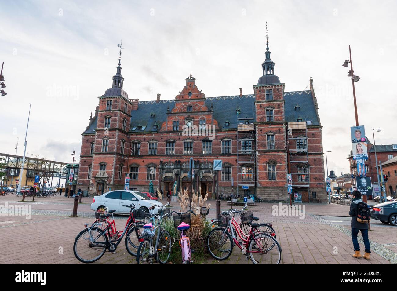 Helsingor Danimarca - Novembre 12. 2017: Biciclette parcheggiate di fronte alla stazione ferroviaria di Helsingoer in Danimarca Foto Stock