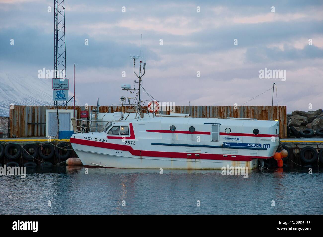 Arskogssandur Islanda - Dicembre 23. 2017: Nave islandese da pesca a lenza lunga Saerun nel porto Foto Stock