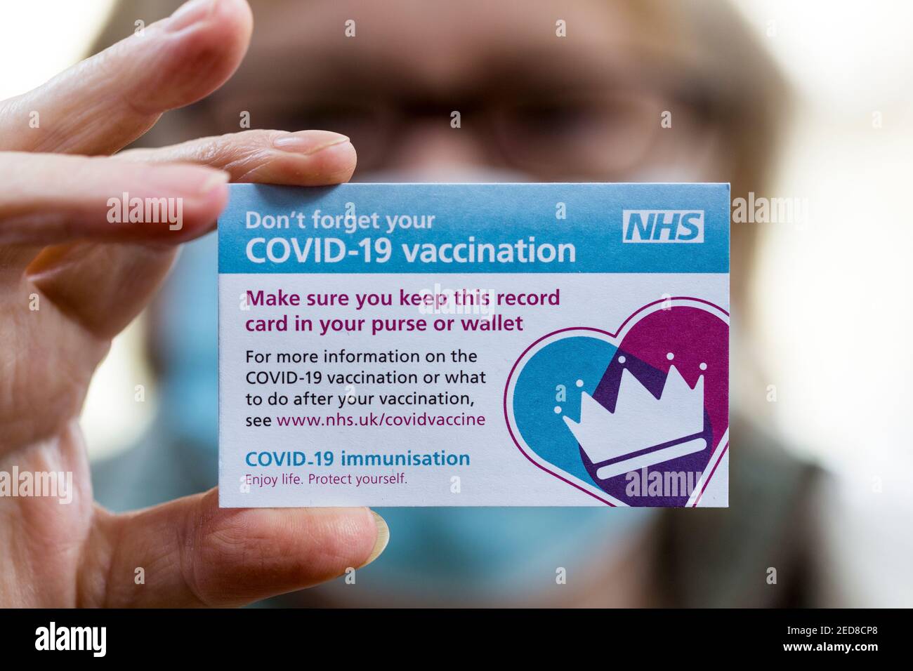 Scheda di registrazione della vaccinazione NHS COVID-19 somministrata ai pazienti dopo essere stati vaccinati. Foto Stock