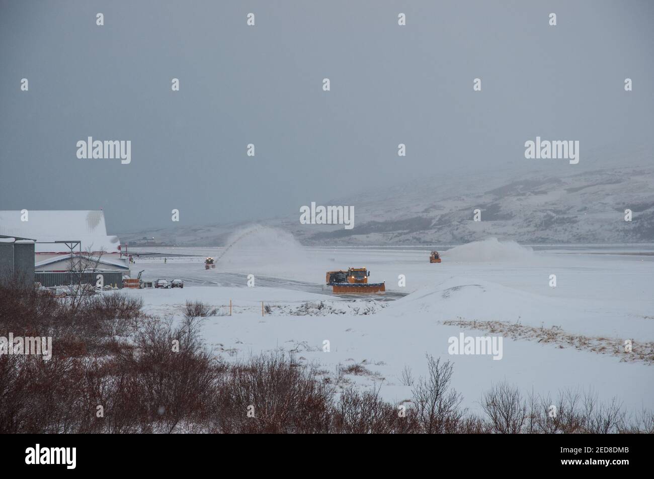 L'aratura di neve all'aeroporto di Akureyri in Islanda durante l'inverno Foto Stock L'aratura di neve all'aeroporto di Akureyri in Islanda durante l'inverno Foto Stock