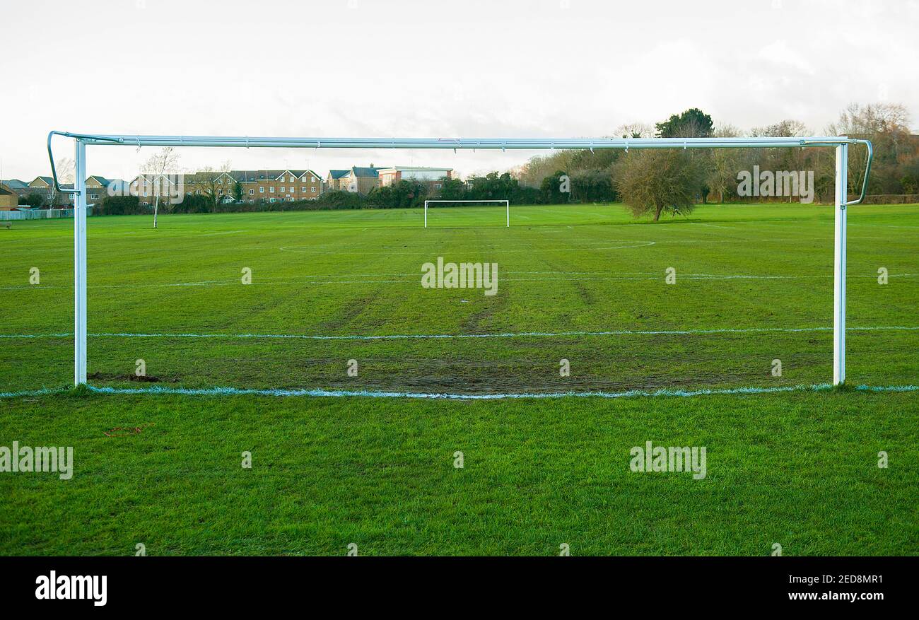 Posti di obiettivo in campo di calcio verde Foto Stock
