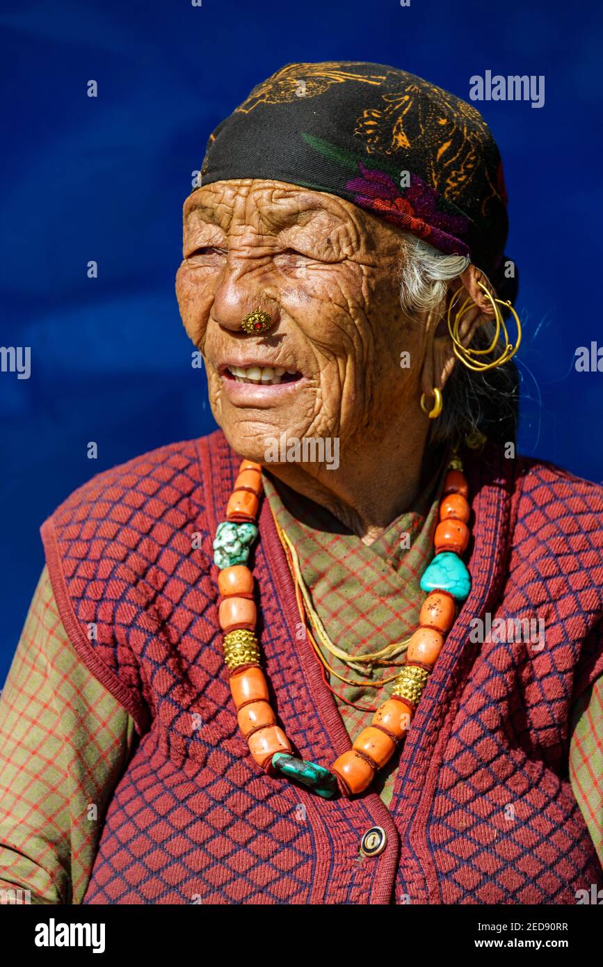 Ritratto di una donna anziana nepalese Gurung a Ghandruk, Nepal Foto Stock