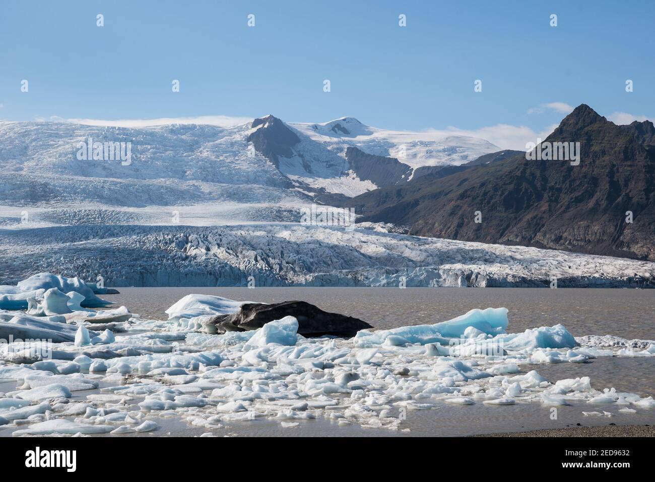 Laguna di Fjallsarlon iceberg e Fjallsjokull glaciar in Islanda del Sud Foto Stock