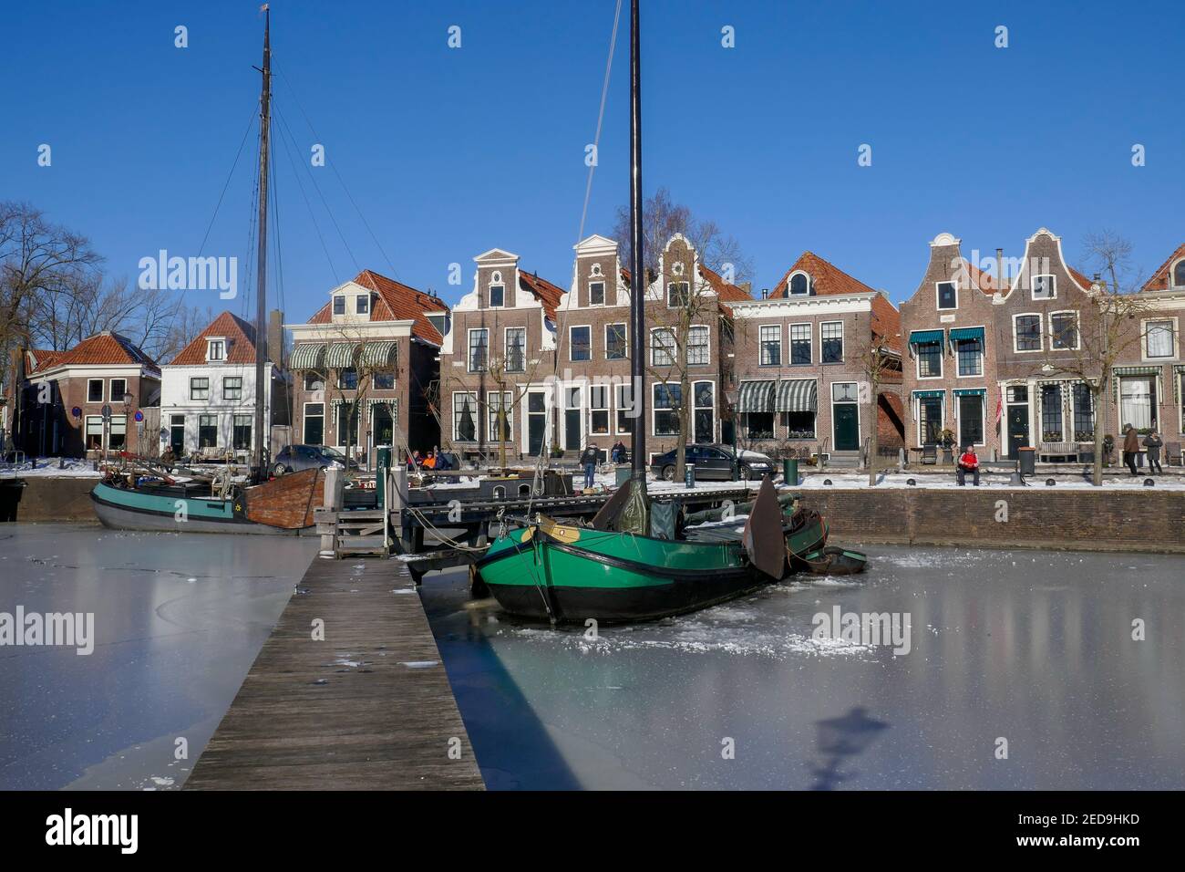 Vista sul porto di Blokzijl con acqua ghiacciata in Olanda Foto Stock