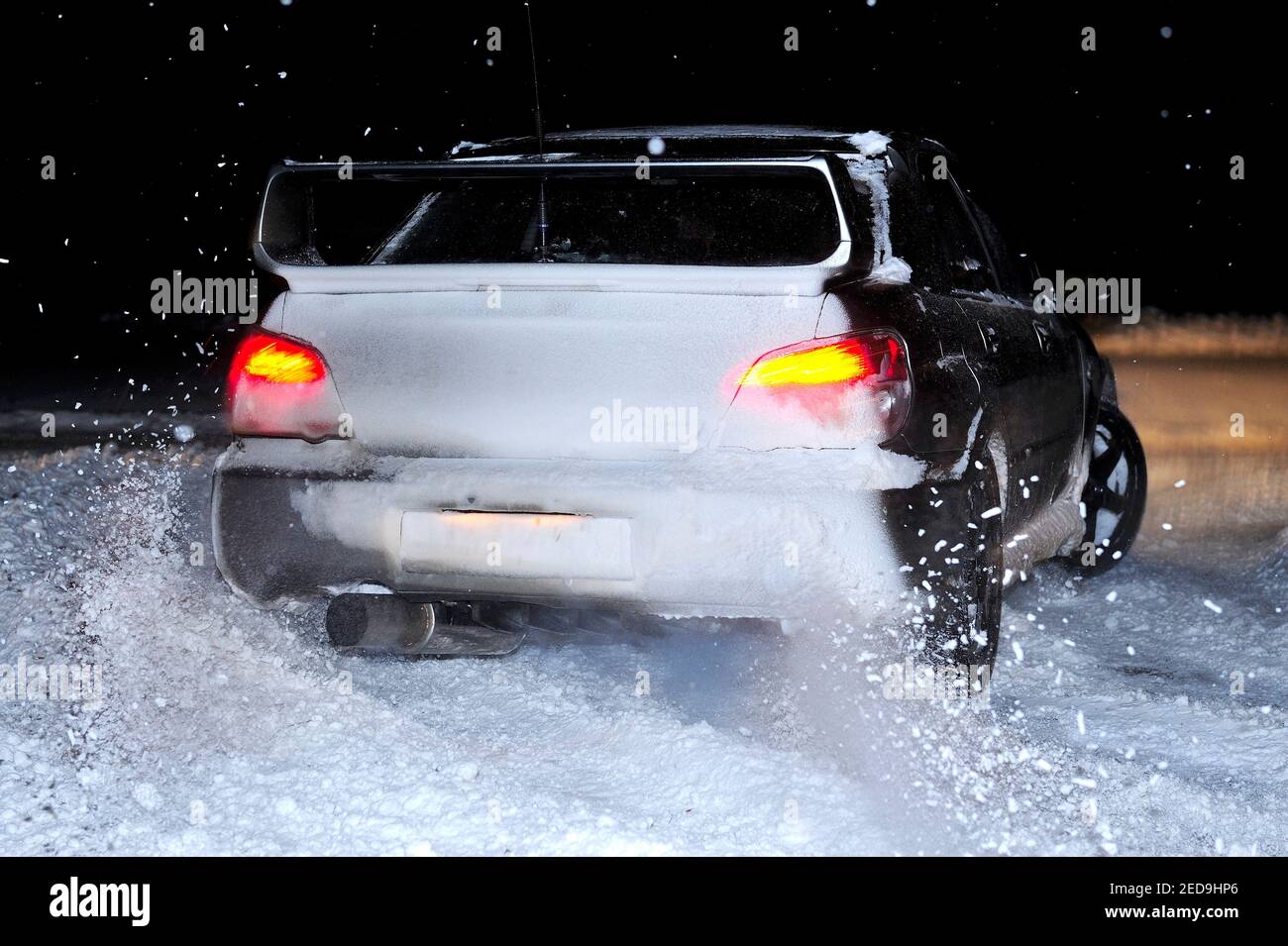 auto, auto, notte, inverno, maltempo, trasporto, notte invernale, viaggio, neve, freddo, scivoloso, guida di un'auto in inverno, deriva della velocità Foto Stock