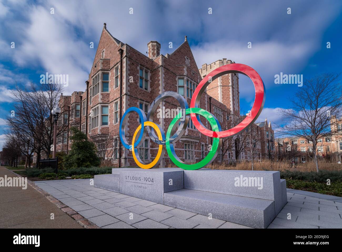 Saint Louis, Missouri - 7 febbraio 2021; la colorata statua dell'anello olimpico segna la sede della seconda Olympiade nel 1904, ora Washington University a St lo Foto Stock