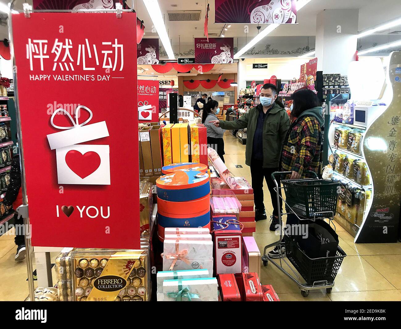 Pechino, Cina. 14 Feb 2021. Negozio cinese in un supermercato internazionale che celebra San Valentino nel centro di Pechino Domenica 14 febbraio 2021. Anche se la Cina ha il suo 'proprio' giorno di San Valentino, gran parte della generazione più giovane del paese ha adottato il giorno di San Valentino Occidentale - così come Halloween, il Ringraziamento e Natale. Foto di Stephen Shaver/UPI Credit: UPI/Alamy Live News Foto Stock