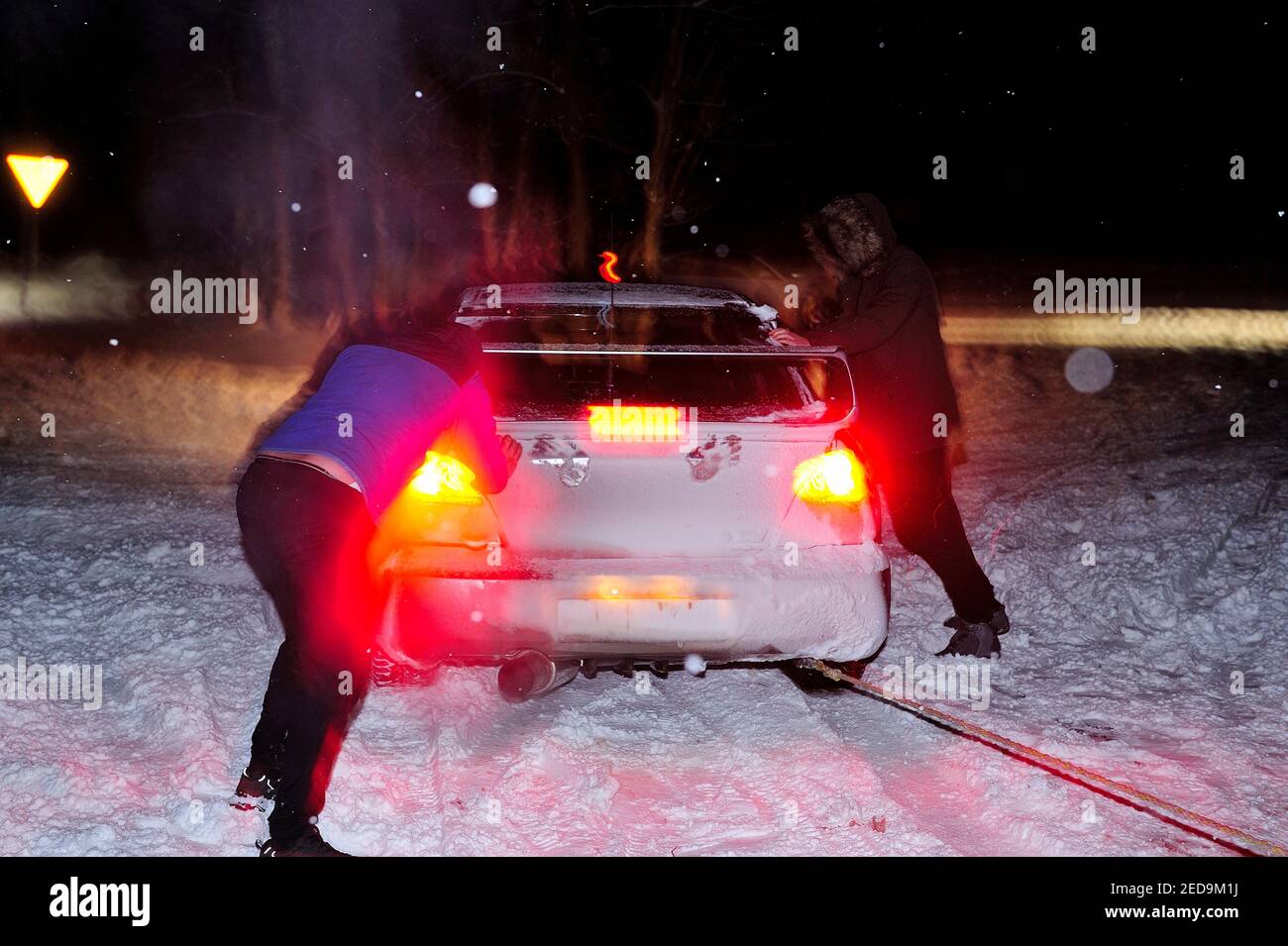 auto, auto, notte, inverno, maltempo, trasporto, notte invernale, viaggio, neve, freddo, scivoloso, guida di un'auto in inverno, deriva della velocità Foto Stock