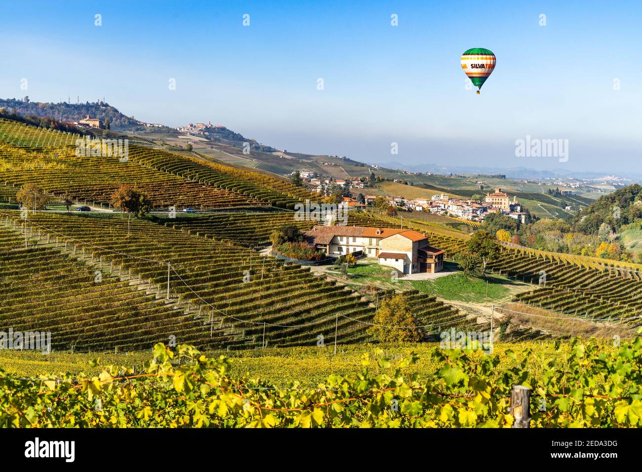 Mongolfiera che sorvola lo splendido paesaggio dei vigneti delle Langhe. Barolo, Piemonte, Italia, ottobre 2020 Foto Stock