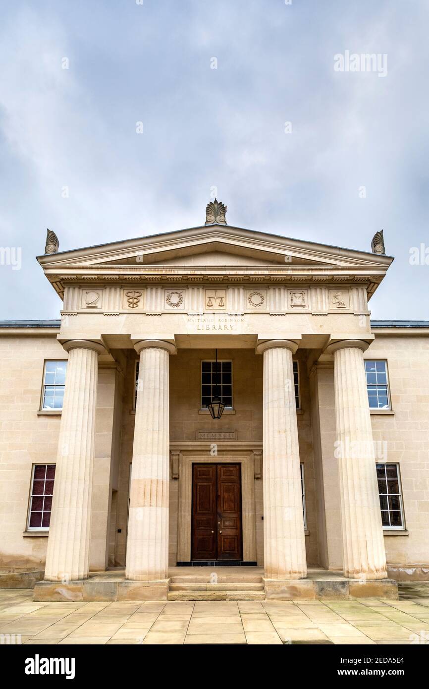 Portico in stile neoclassico con frontone e colonne doriche alla Maitland Robinson Library, Downing College, Cambridge, UK Foto Stock