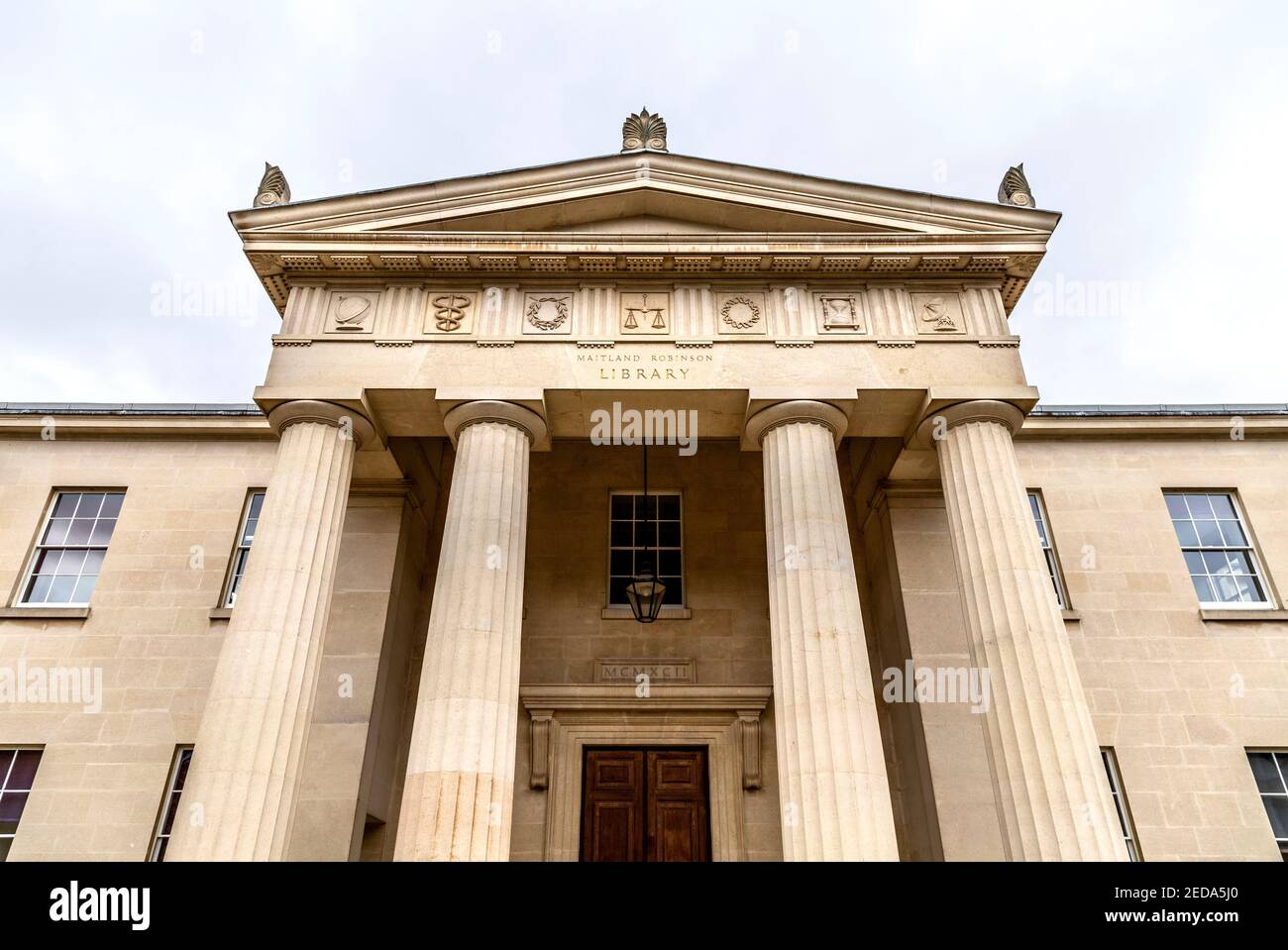 Portico in stile neoclassico con frontone e colonne doriche alla Maitland Robinson Library, Downing College, Cambridge, UK Foto Stock