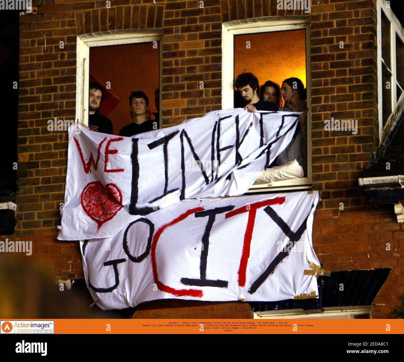 Calcio - Exeter City v Manchester United fa Cup Third Round Replay - St  James Park - 19/1/05 i fan di Exeter City esibiscono un banner dedicato  all'ex calciatore e presentatore della