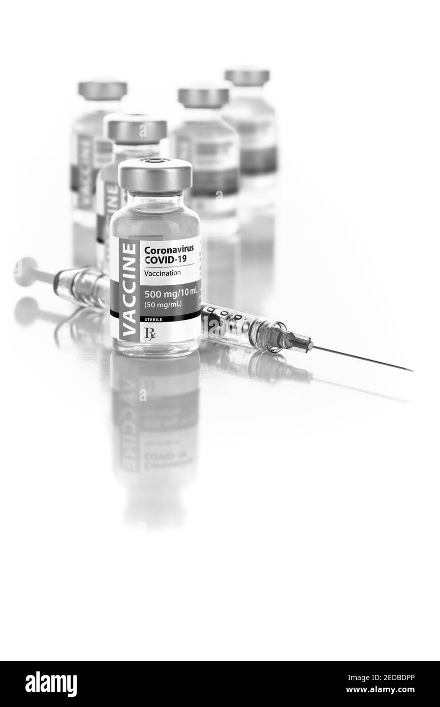 Flaconcini e siringa per vaccino per coronavirus COVID-19 su superficie riflettente. Foto Stock