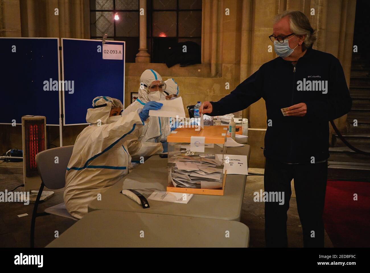 Spagna. 14 Feb 2021. Voto alle elezioni regionali della Catalogna, il 14 febbraio 2021, all'Università di Barcellona, Spagna, con misure di sicurezza sanitaria contro Covid-19. (Foto di Pau de la Calle/Sipa USA) Credit: Sipa USA/Alamy Live News Foto Stock