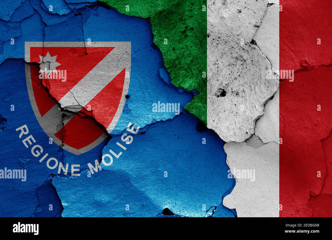 Bandiere di Molise e Italia dipinte su pareti fessurate Foto Stock