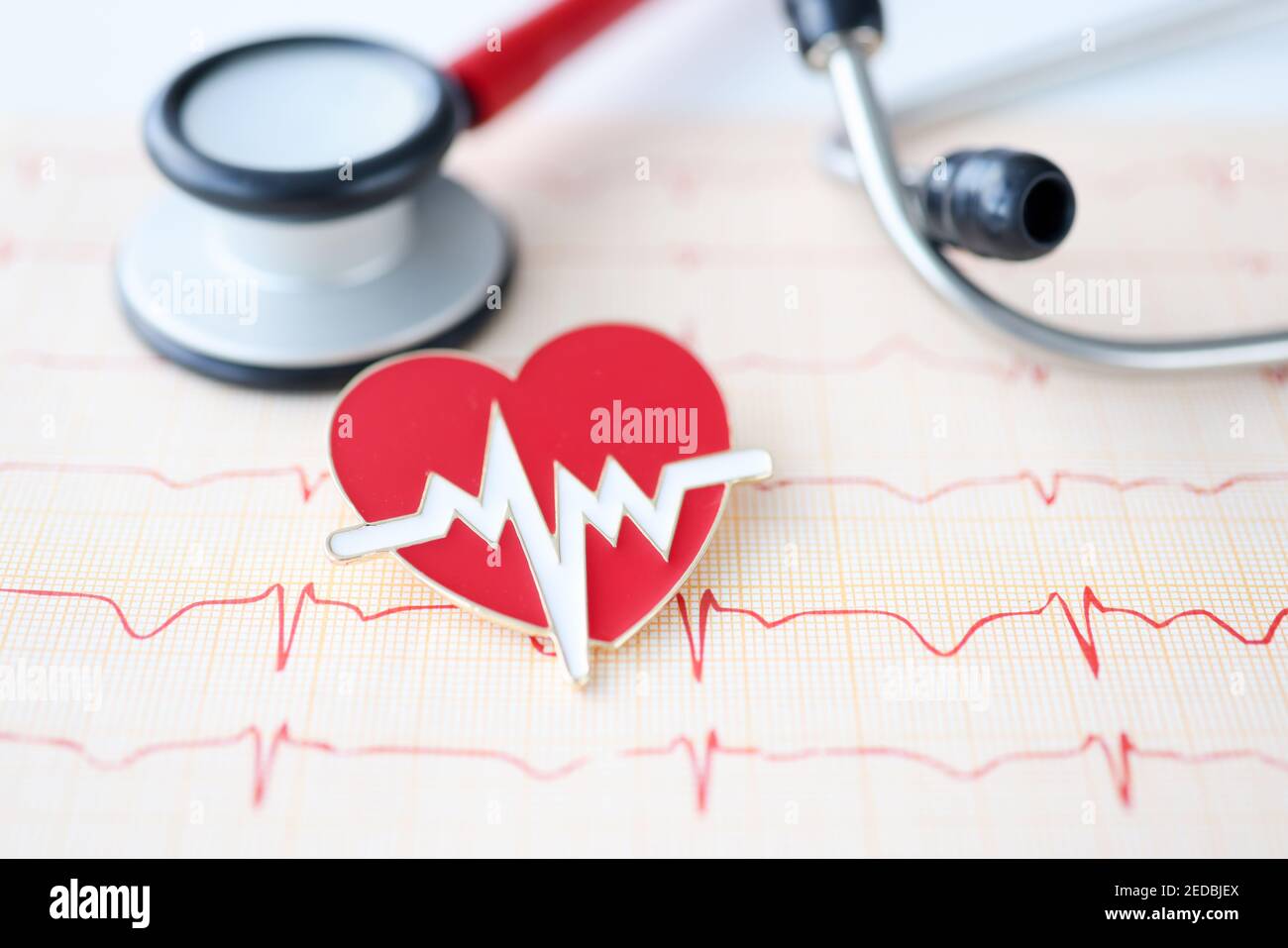 Sul tavolo si trovano il cardiogramma dello stetoscopio e il segno cardiaco Foto Stock