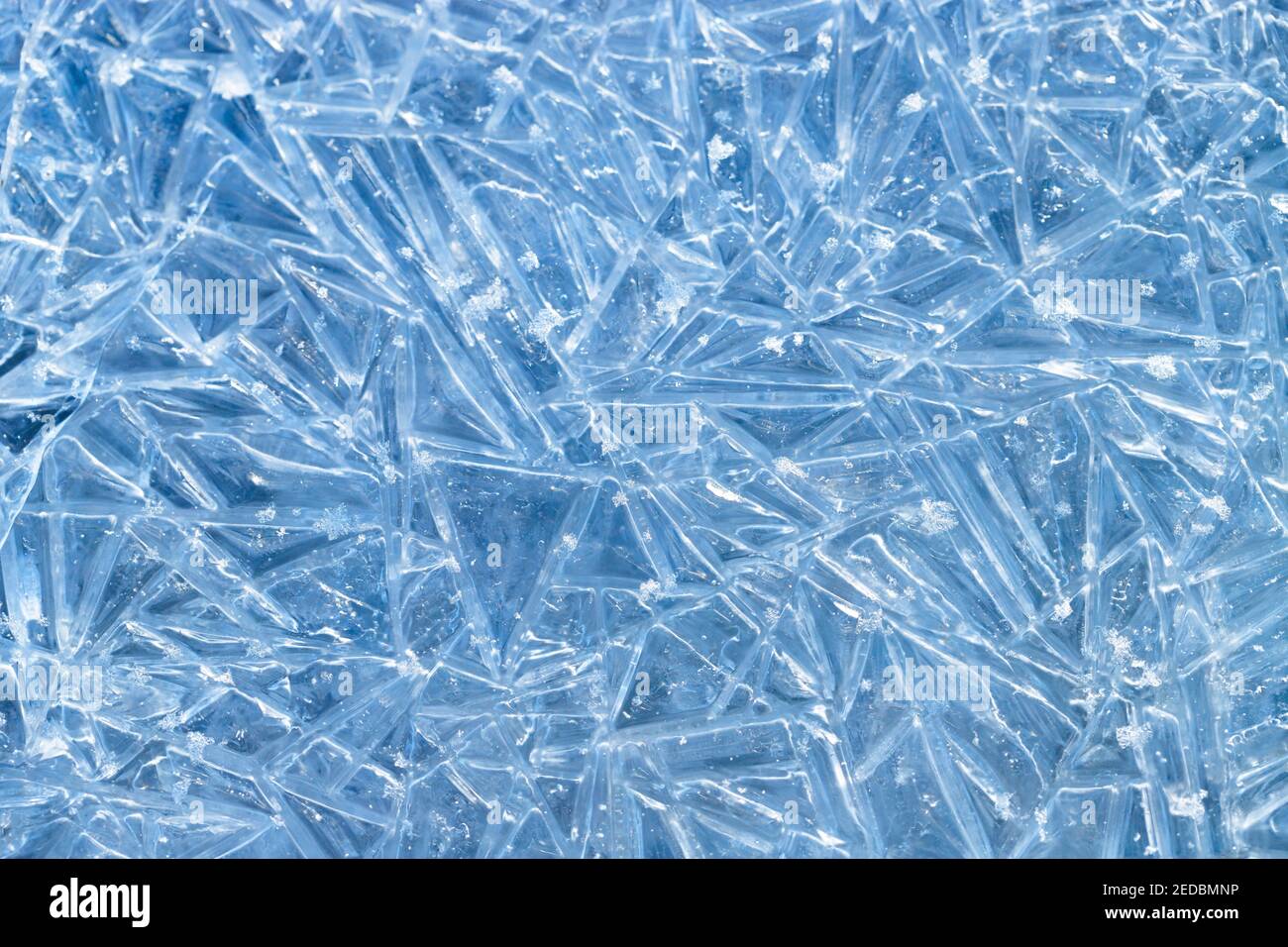 texture cristalli di ghiaccio blu naturale congelati. Modelli di ghiaccio sulla superficie dell'acqua del fiume congelato Foto Stock
