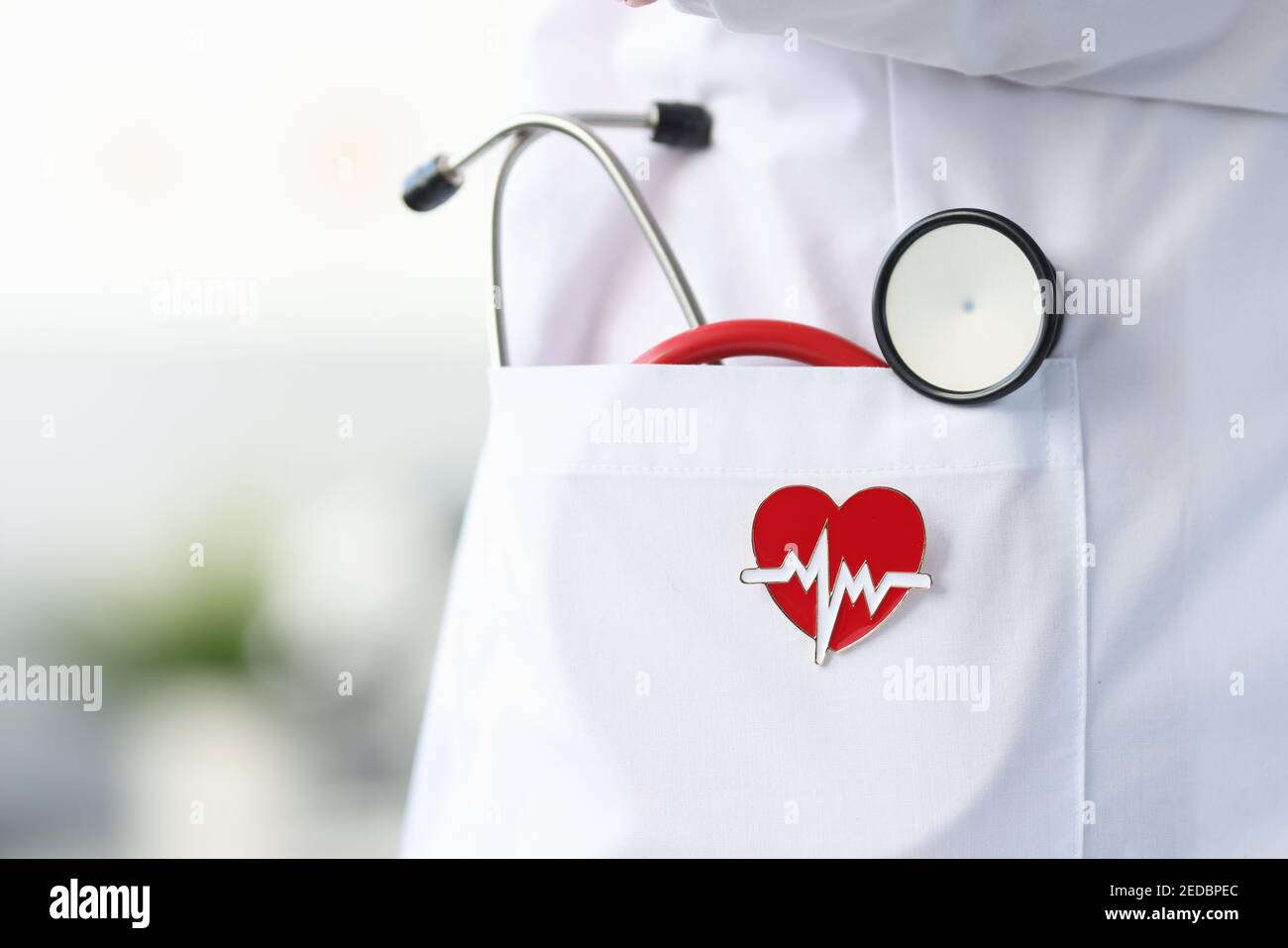 Stetoscopio e cuore icona giacciono in bianco medico cappotto Foto Stock