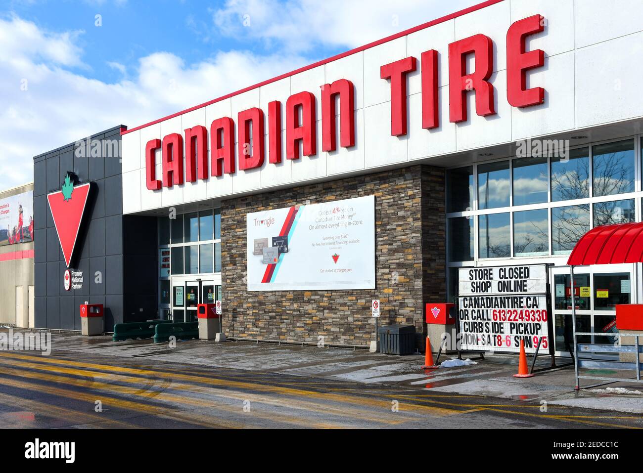 Ottawa, Canada – Aprile 25. 2020: Canadian Tire è stato costretto a chiudere i suoi negozi in Ontario per conformarsi alle misure COVID-19. Il retai canadese Foto Stock