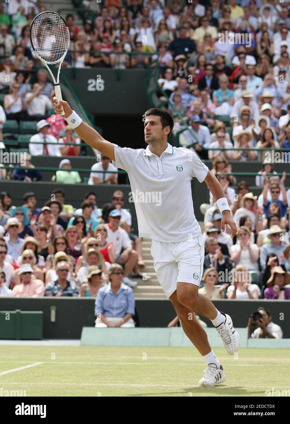 Tennis - Wimbledon - All England Lawn Tennis & Croquet Club, Wimbledon,  Inghilterra - 30/6/10 la Serbia Novak Djokovic festeggia dopo una pausa nel  secondo set del suo quarto finale partita Mandatory