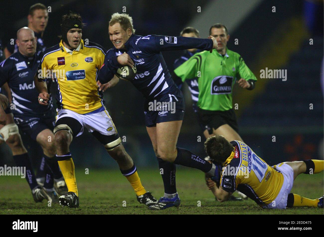 Rugby Union - sale Sharks v Leeds Carnegie Guinness Premiership - Edgeley Park - 15/2/08 sale's Lee Thomas (C) in azione con Alberto di Bernardo di Leeds (R) Mandatory Credit: Action Images / Jason Cairnduff Foto Stock