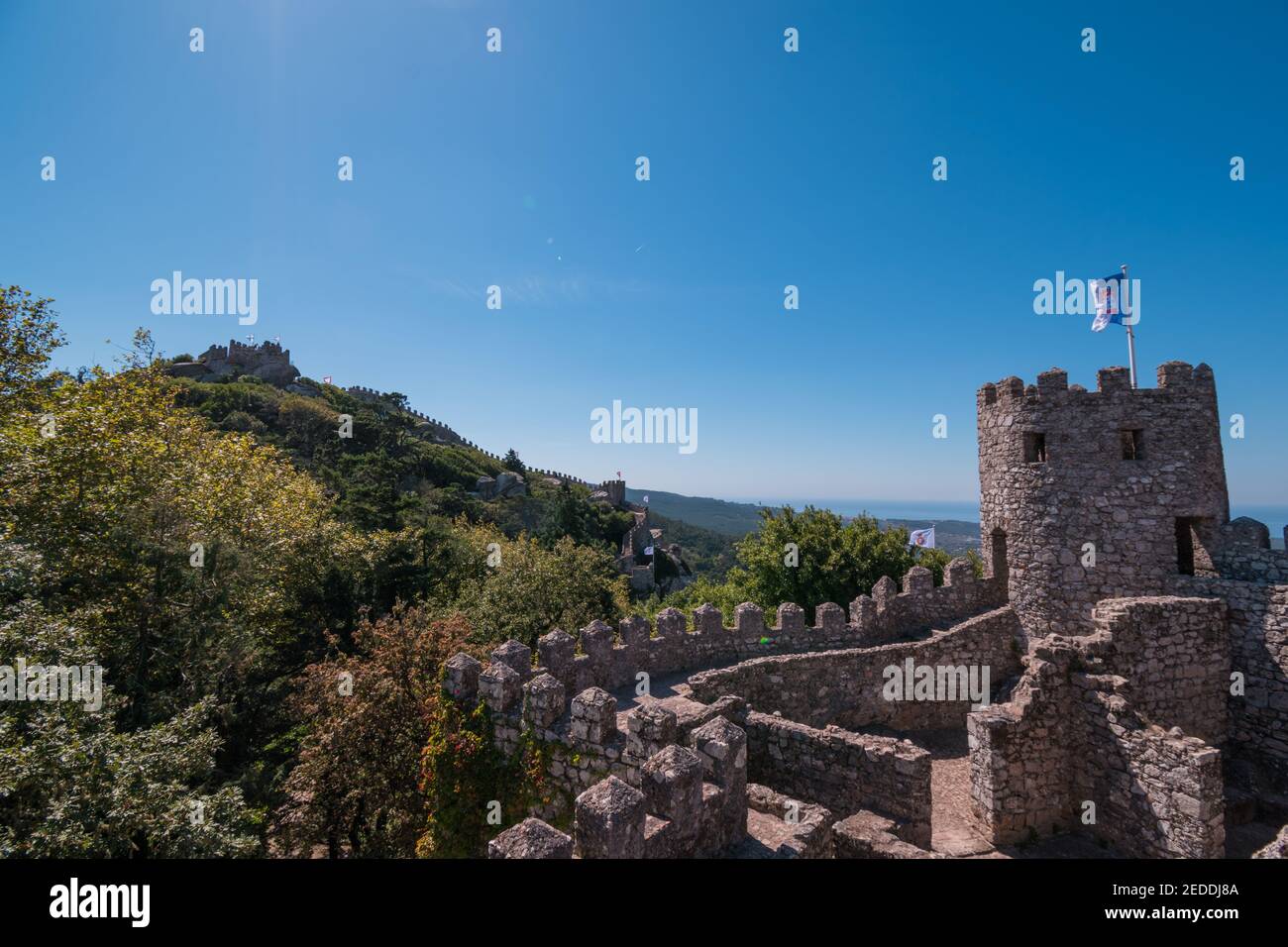 Castelo dos Mouros; un castello medievale situato in cima alle colline boscose di Sintra, a meno di 1 ora dalla capitale portoghese di Lisbona. Foto Stock