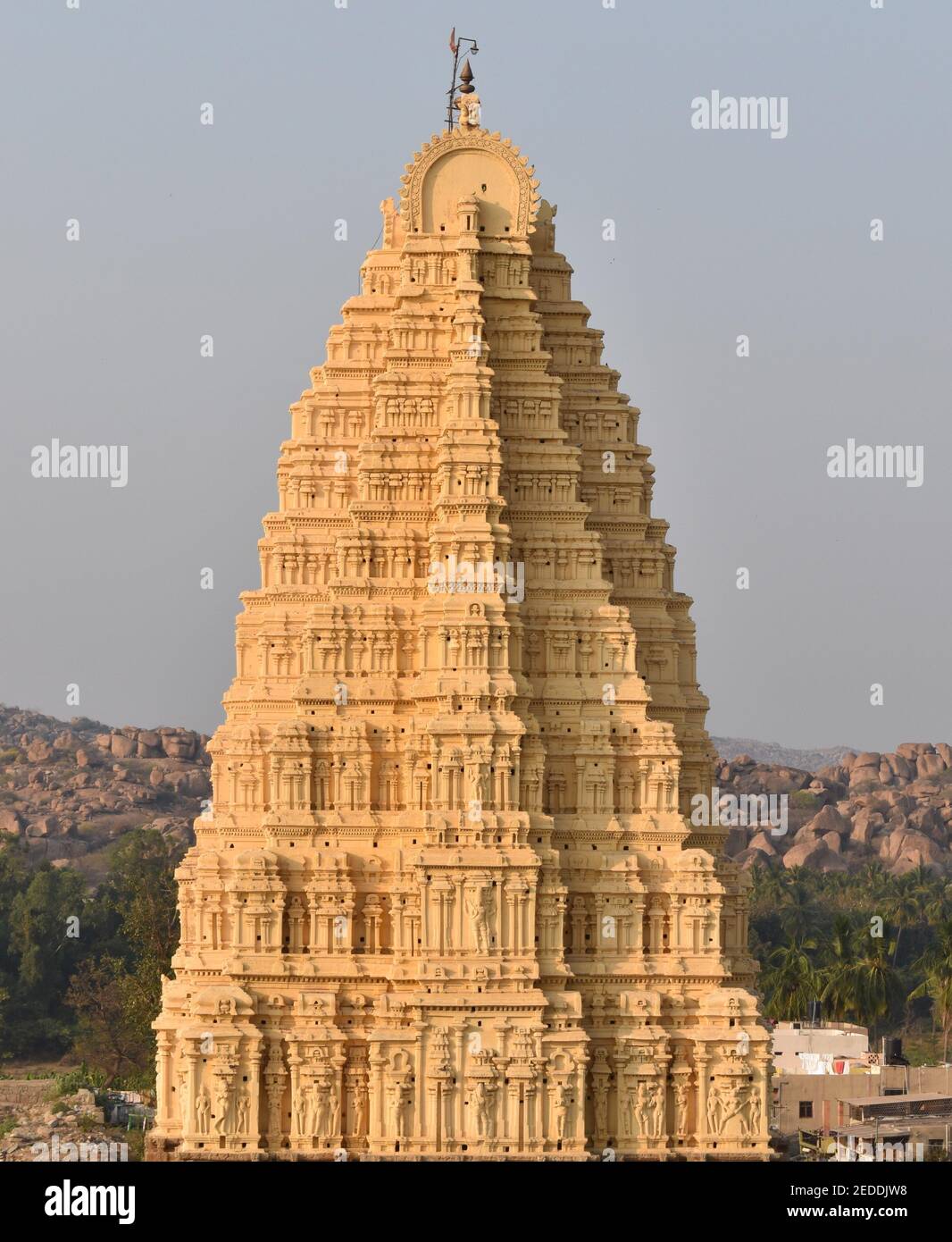 Virupaksha tempio shikhara da Hemakuta collina al tramonto a Hampi, Karnataka, India Foto Stock