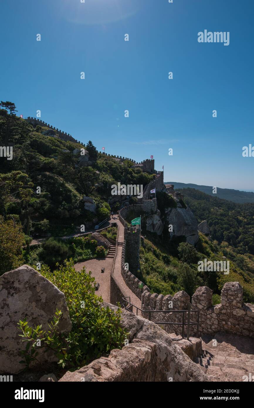 Castelo dos Mouros; un castello medievale situato in cima alle colline boscose di Sintra, a meno di 1 ora dalla capitale portoghese di Lisbona. Foto Stock