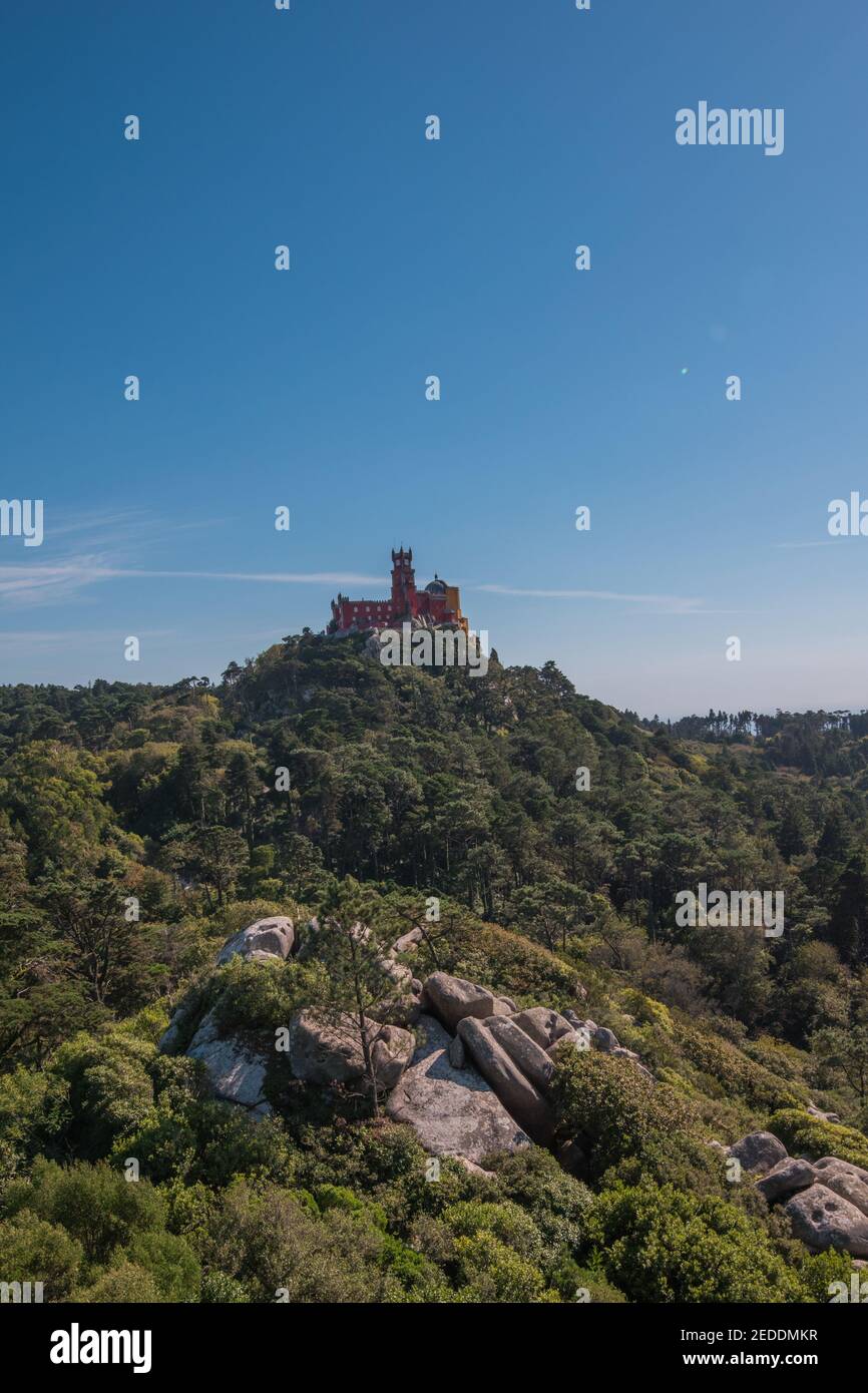 Vista del Palazzo pena da Castelo dos Moouros, con vista sulle colline boscose di Sintra, a meno di 1 ora dalla capitale portoghese di Lisbona. Foto Stock