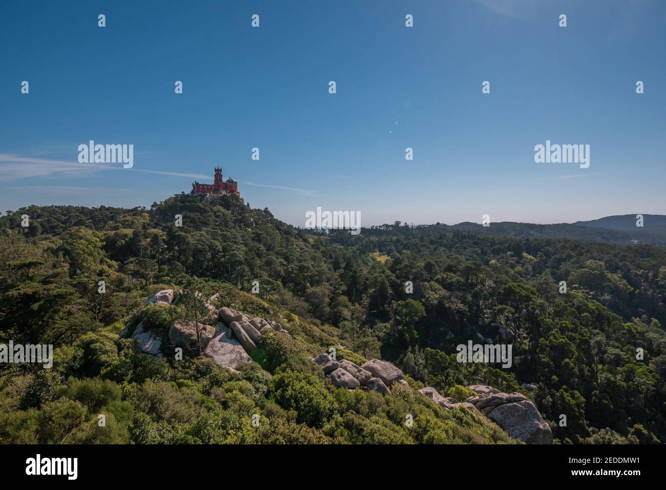 Vista del Palazzo pena da Castelo dos Moouros, con vista sulle colline boscose di Sintra, a meno di 1 ora dalla capitale portoghese di Lisbona. Foto Stock