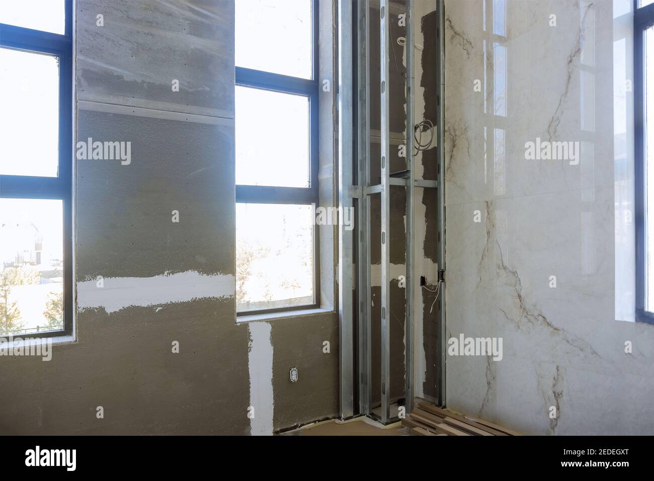 Travi metalliche telaio del processo di costruzione di nuovo commerciale design di edifici di proprietà in metallo Foto Stock