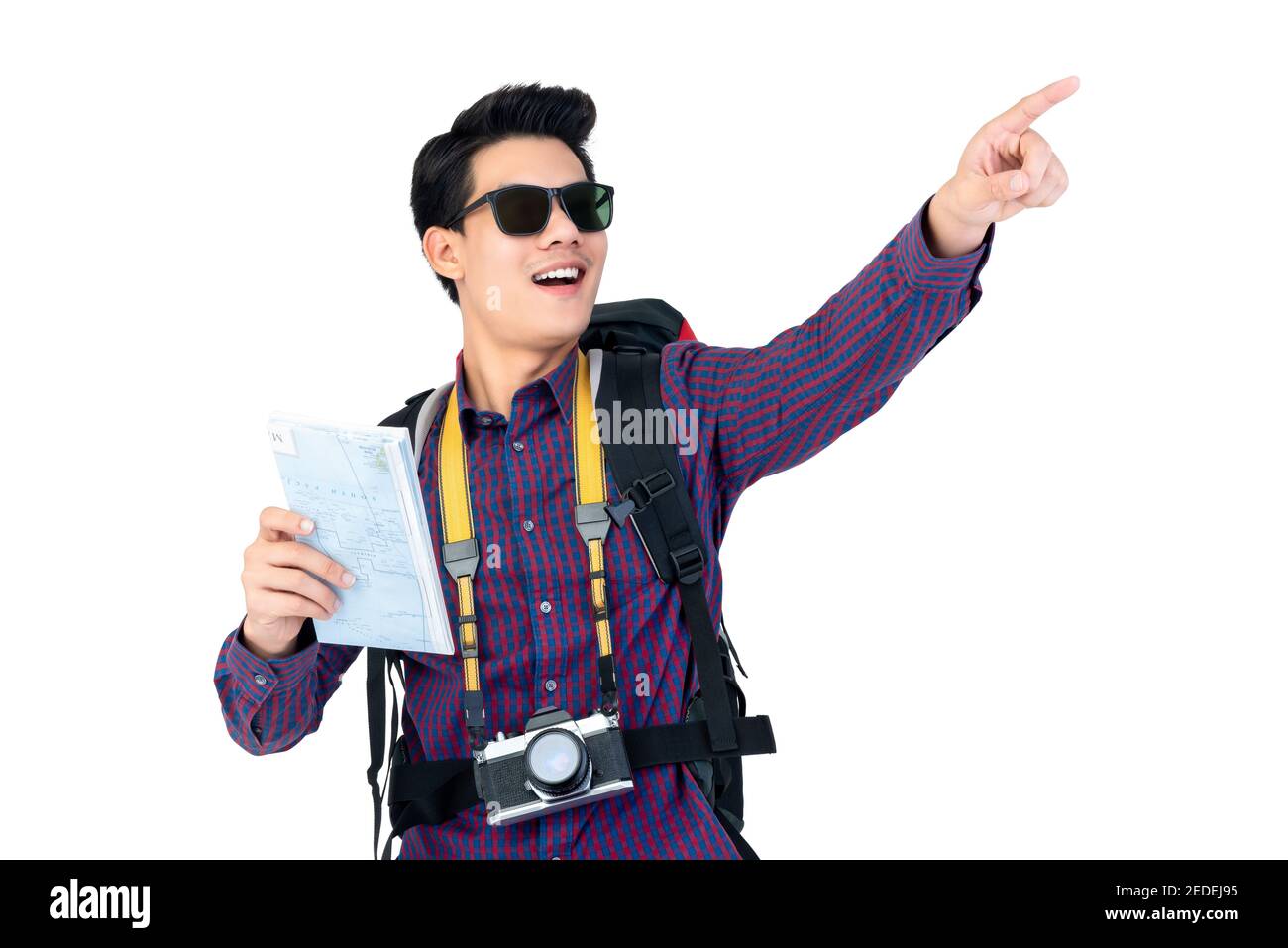 Ritratto di un giovane turista asiatico stupito con occhiali da sole che puntano e utilizzando la mappa mentre si porta uno zaino in bianco da studio sfondo Foto Stock