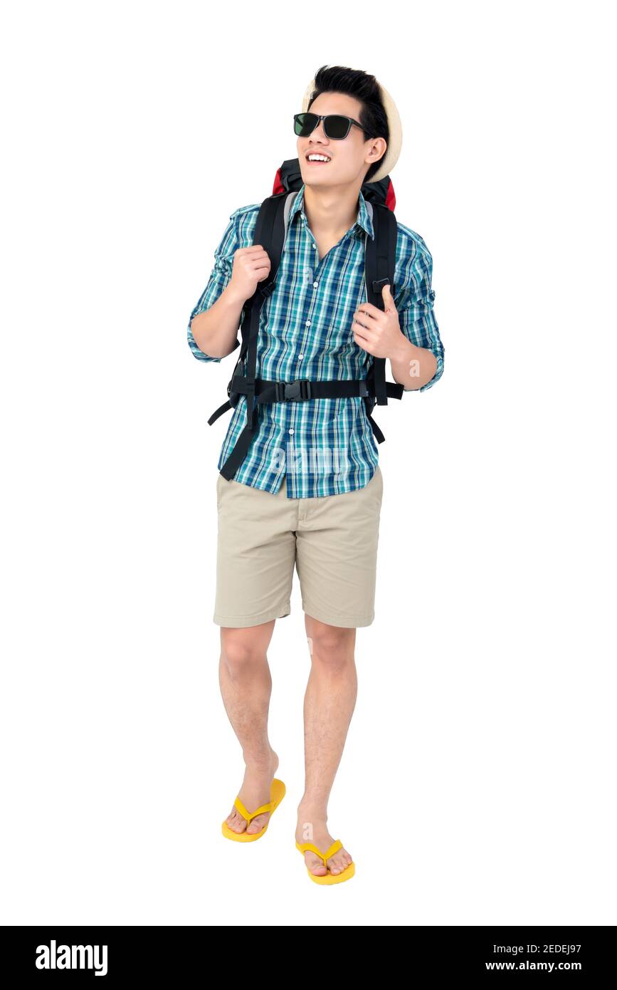 Ritratto di bel giovane asiatico uomo turista zaino in spalla isolato su sfondo bianco studio shot, concetto di viaggio in spiaggia Foto Stock