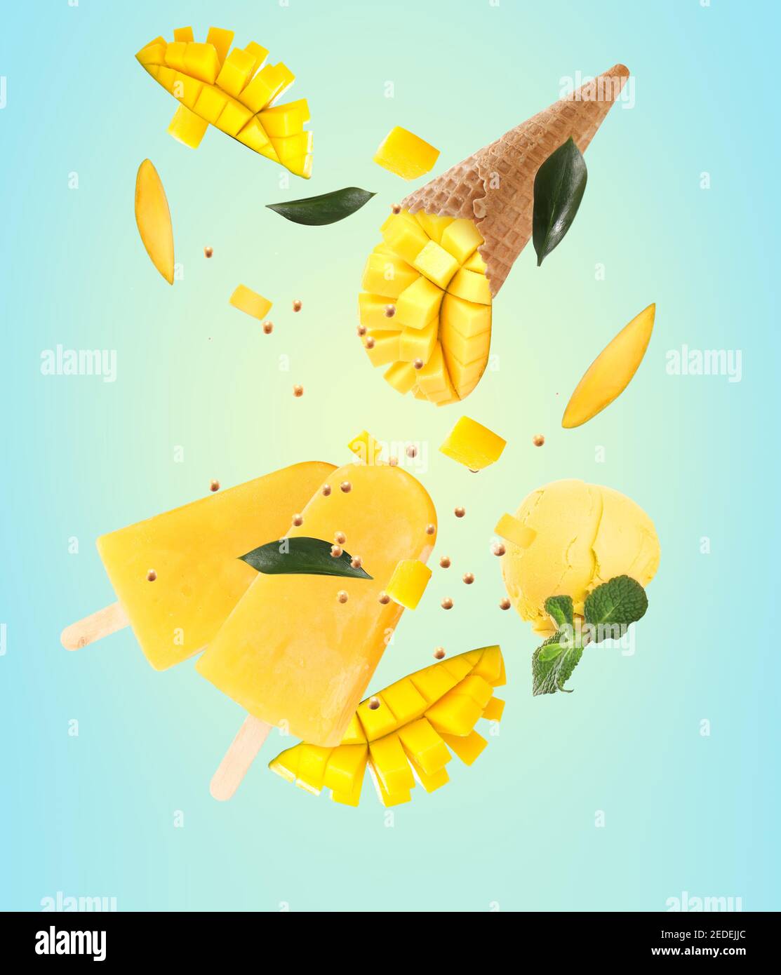 Gelato al mango dolce su sfondo colorato Foto Stock