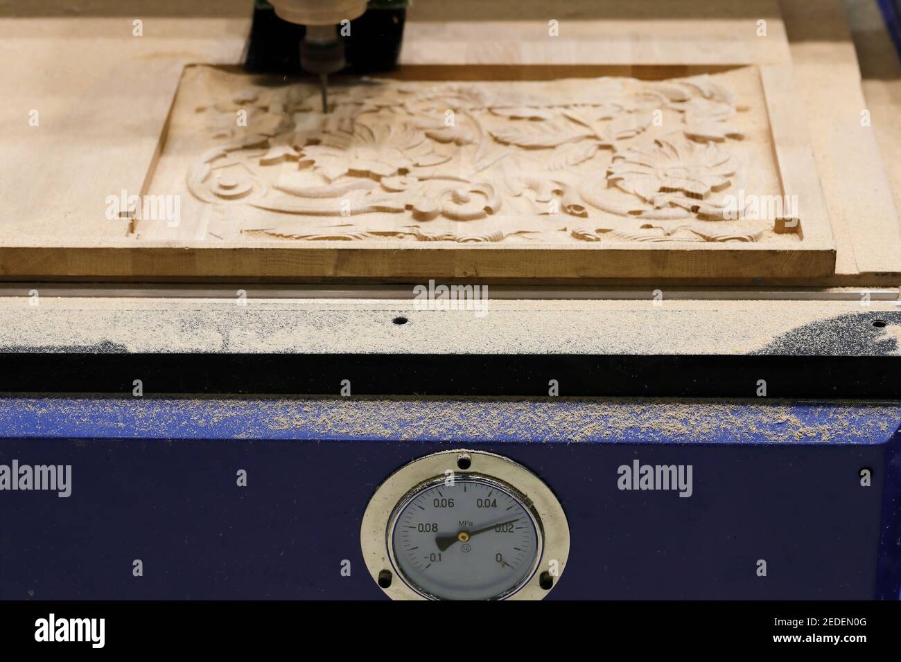 Scultura in legno 3D con fresatrice in legno CNC. Messa a fuoco selettiva  Foto stock - Alamy