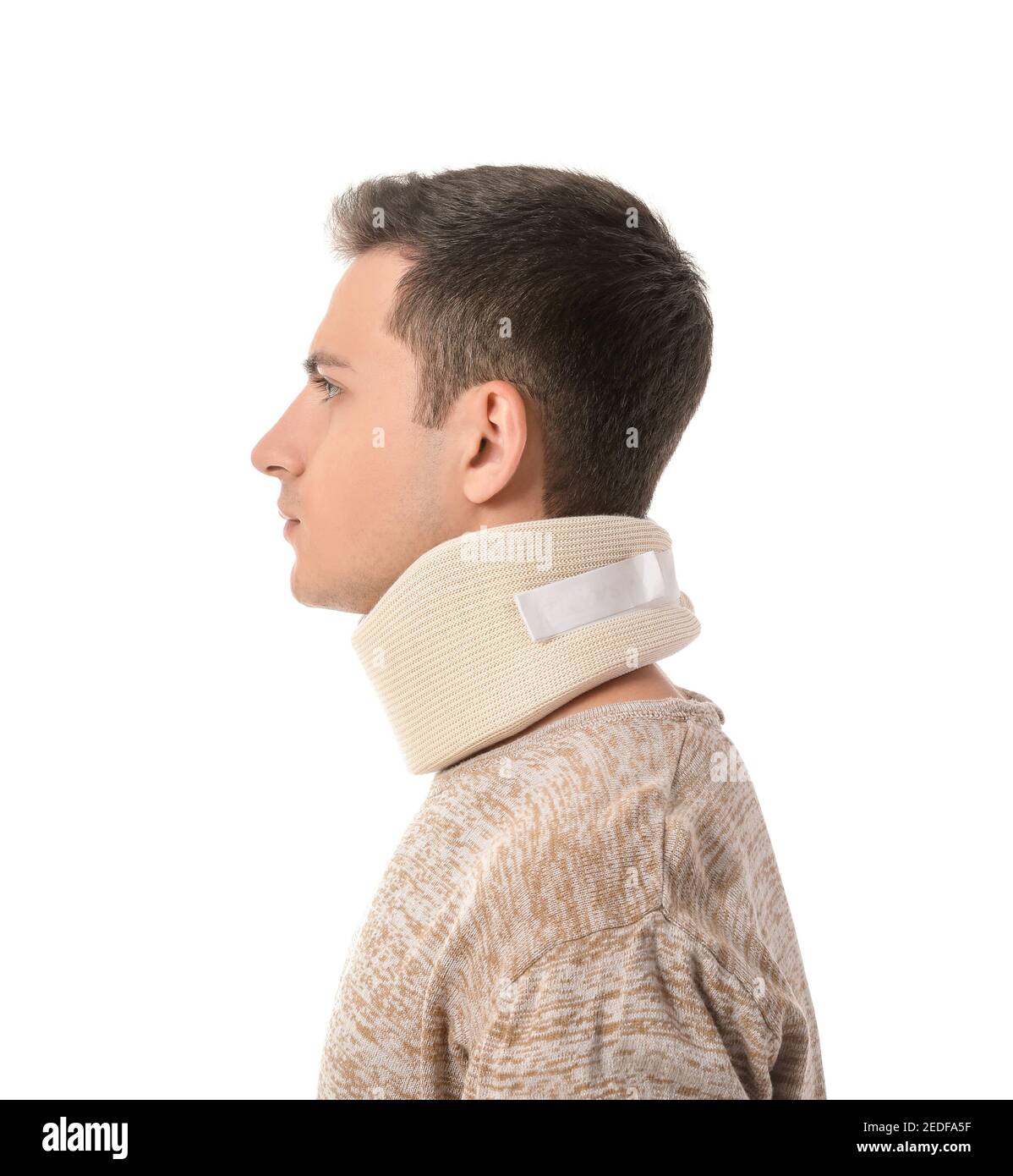 Giovane uomo con collo cervicale su fondo bianco Foto Stock