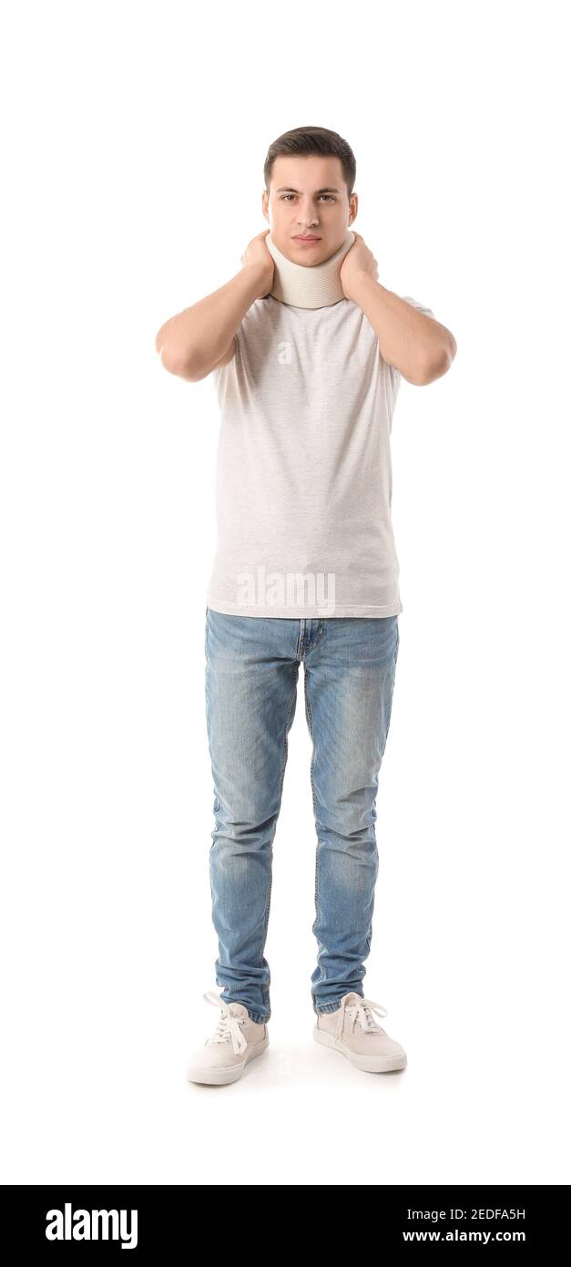Giovane uomo con collo cervicale su fondo bianco Foto Stock