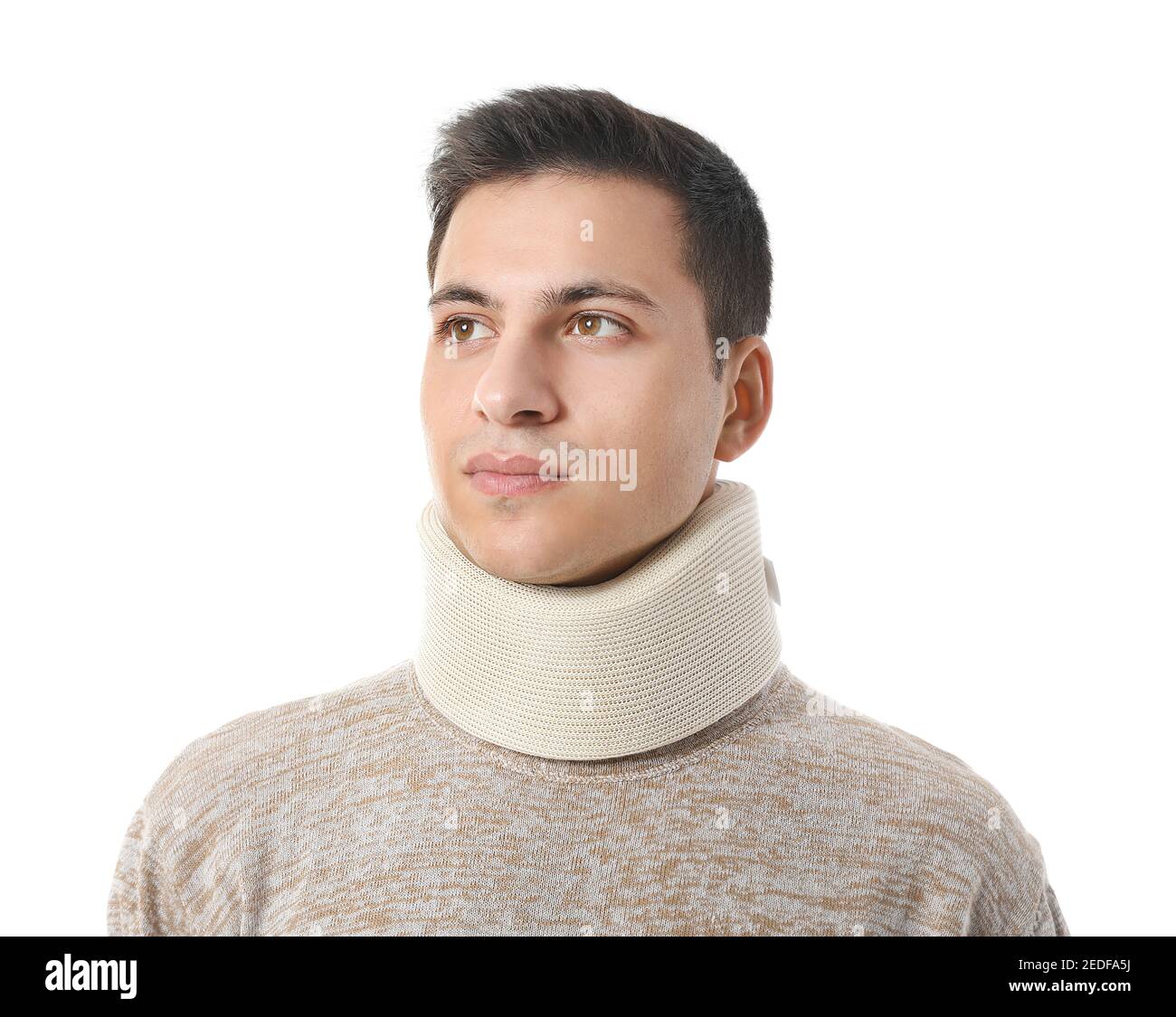 Giovane uomo con collo cervicale su fondo bianco Foto Stock