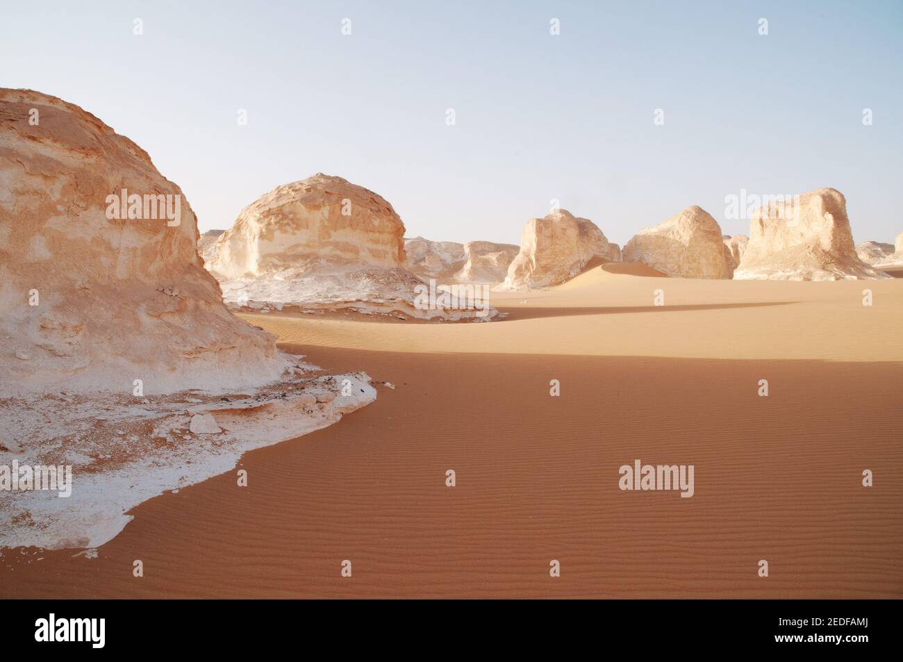 Formazioni rocciose di gesso bianco e inselbergs mescolati con sabbia nel Parco Nazionale del deserto Bianco, nella depressione di Farfara, regione del Sahara, dell'Egitto. Foto Stock