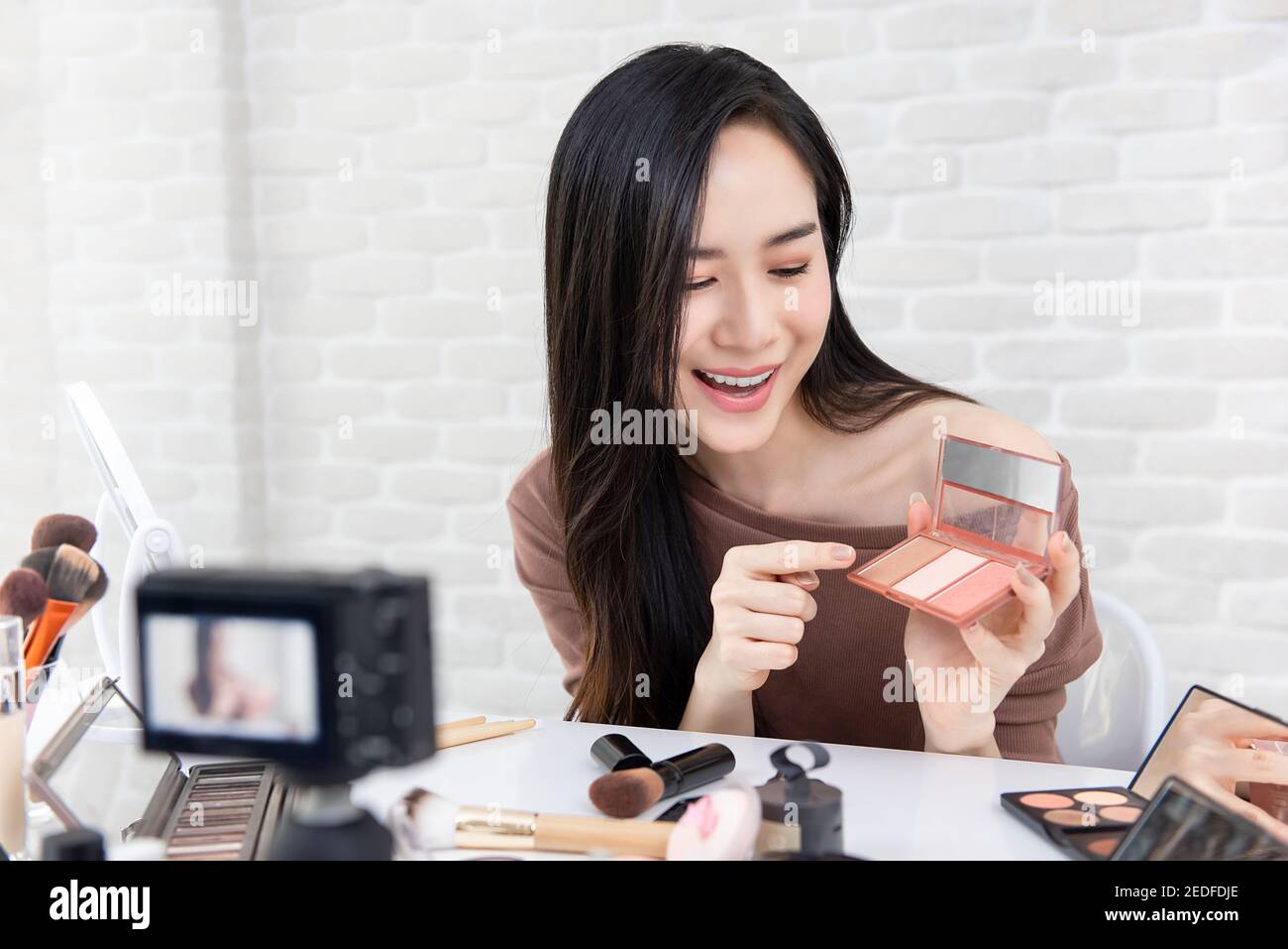 Giovane bella donna asiatica professionale di bellezza vlogger o blogger registrazione video tutorial sul trucco da condividere sui social media Foto Stock