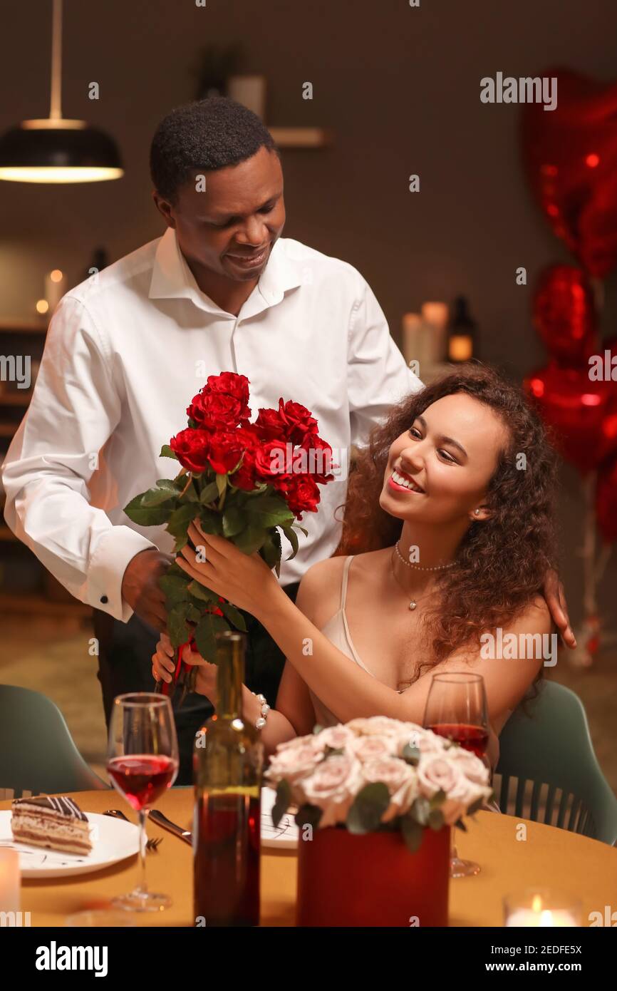 L'uomo afroamericano salutò la sua fidanzata il giorno di San Valentino a casa Foto Stock