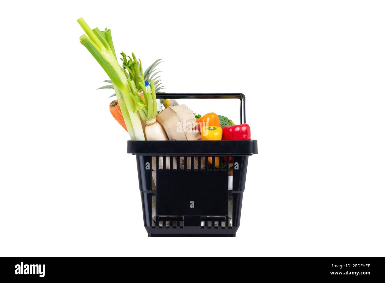 Cestino della spesa in plastica nera pieno di generi alimentari e verdure isolate su sfondo bianco Foto Stock