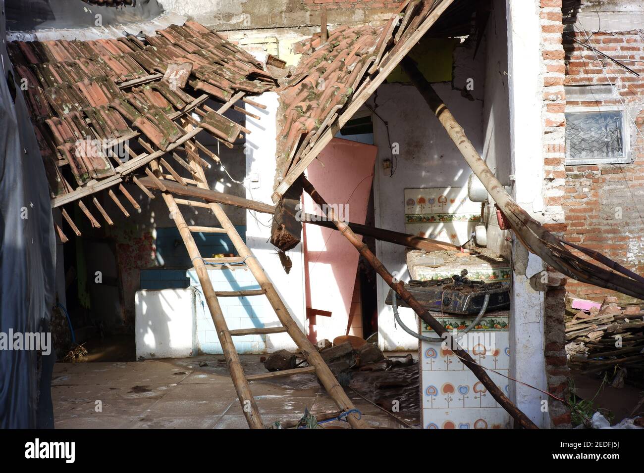 inondazioni che hanno distrutto dozzine di case e causato vittime. edifici distrutti dopo essere stati colpiti da inondazioni, tempeste, frane nel mare piovoso Foto Stock