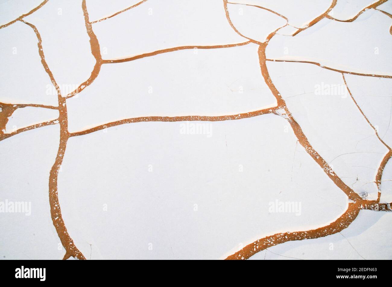 Formazioni rocciose di gesso bianco e sabbia sul pavimento del deserto nel Parco Nazionale del deserto Bianco, nella depressione di Farfara, regione del Sahara, dell'Egitto. Foto Stock