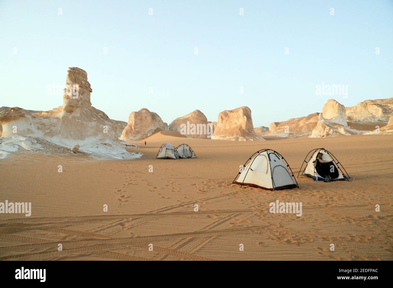 Un campo safari nel deserto tra formazioni rocciose bianche e inselbergs nel Parco Nazionale del deserto Bianco, nella depressione di Farfara, regione del Sahara, Egitto. Foto Stock