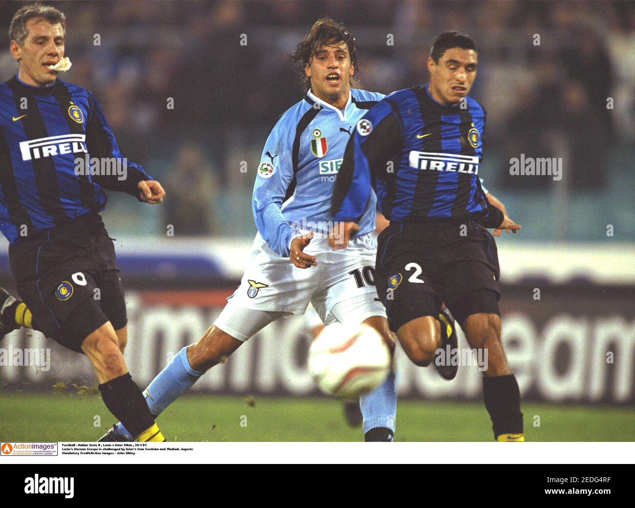 Calcio Serie A Italiana Lazio V Inter Milano 1 01 Hernan Crespo Laziale E Sfidato Da Inter S Ivan Cordoba E Vladimir Jugovic Mandatory Credit Action Images John Sibley Foto Stock Alamy