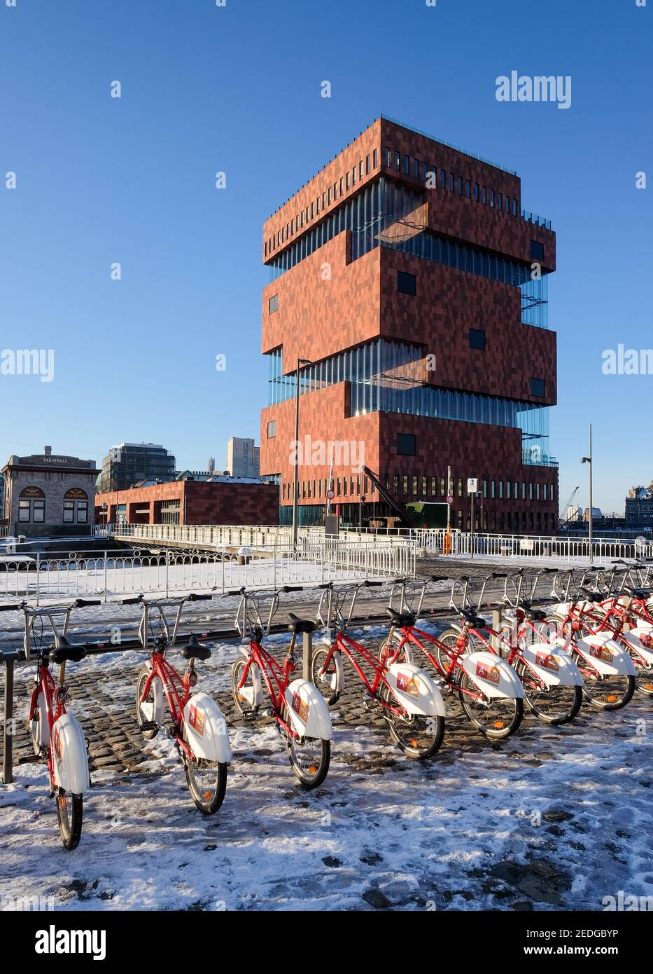 Una fila di biciclette cittadine (Antwerp Velo) di fronte al famoso museo MAS. Foto Stock