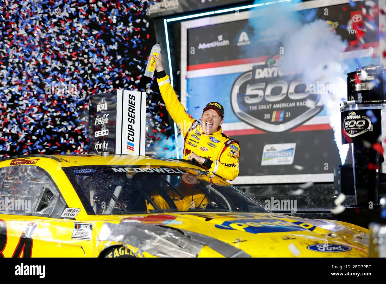 Daytona Beach, Florida, Stati Uniti. 15 Feb 2021. Michael McDowell (34) vince il Daytona 500 al Daytona International Speedway di Daytona Beach, Florida. Credit: Stephen A. Arce/ASP/ZUMA Wire/Alamy Live News Foto Stock